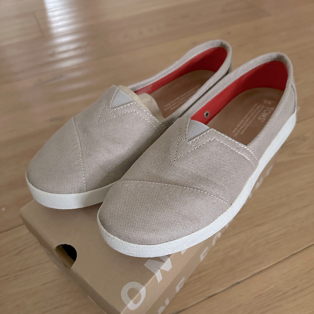 NIB Tom’s Avalon Sneaker in Natural coated Canvas Size 8